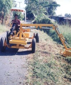 รถตัดหญ้าไหล่ทางมีแขนยื่นตัดด้านข้าง 6 ล้อ รุ่น 826