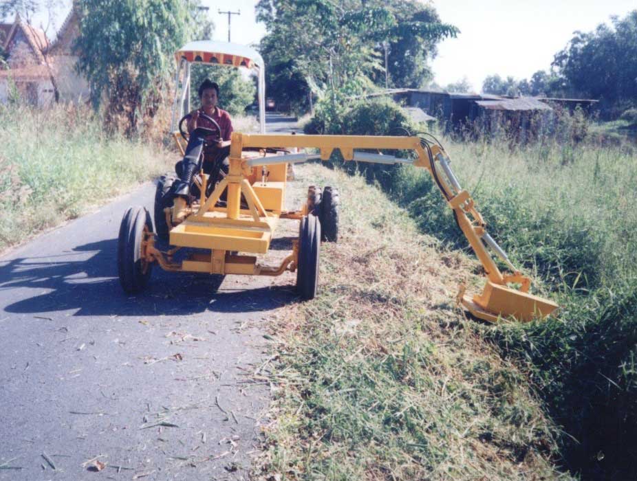 รถตัดหญ้าไหล่ทางมีแขนยื่นตัดด้านข้าง 6 ล้อ รุ่น 826