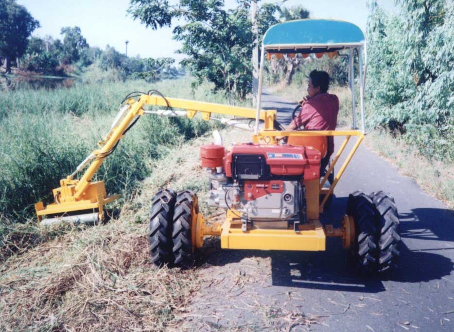 รถตัดหญ้าไหล่ทางมีแขนยื่นตัดด้านข้าง 6 ล้อ รุ่น 826 - Image 2