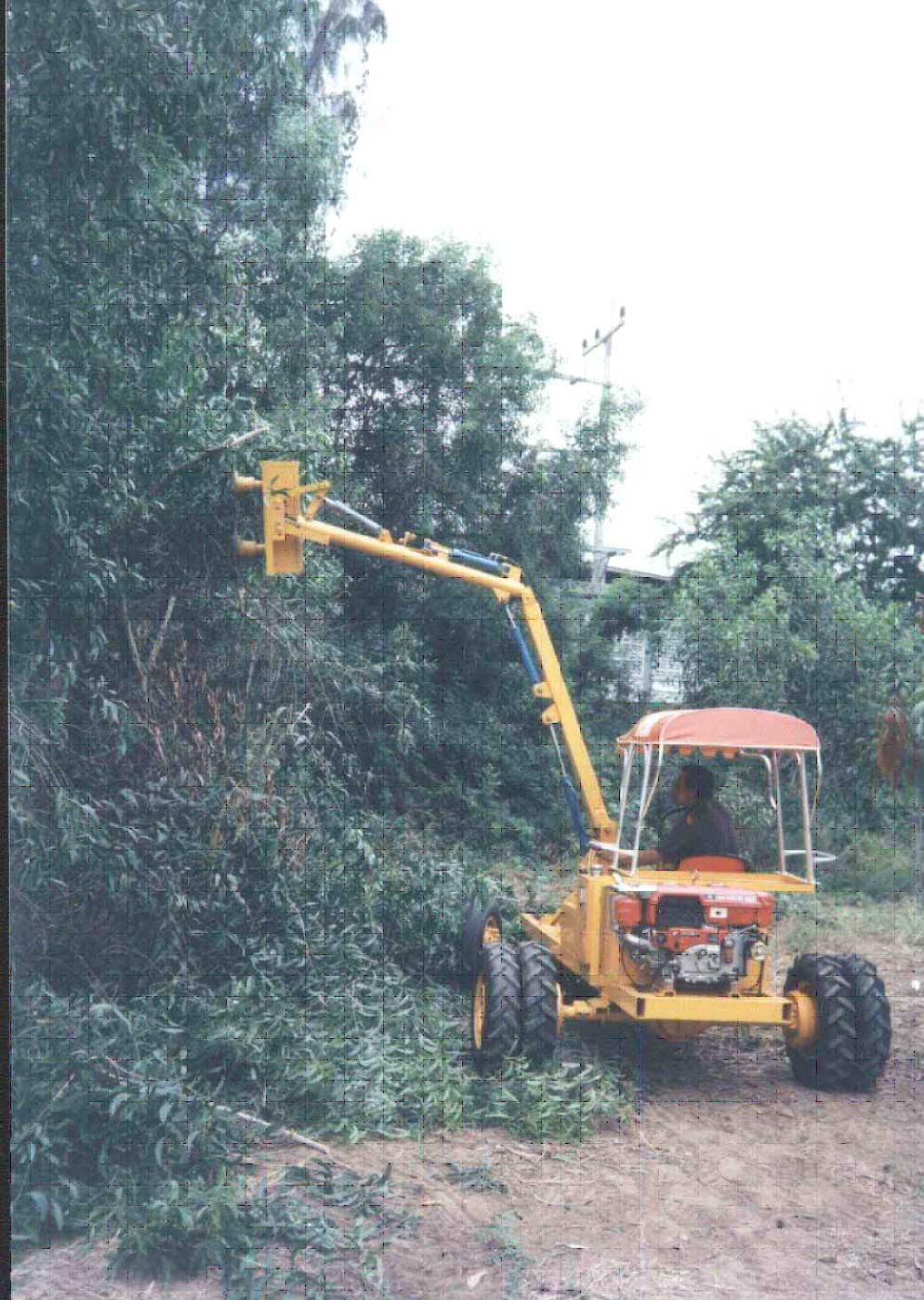 รถตัดหญ้าไหล่ทางมีแขนยื่นตัดด้านข้าง 6 ล้อ รุ่น 826 - Image 3