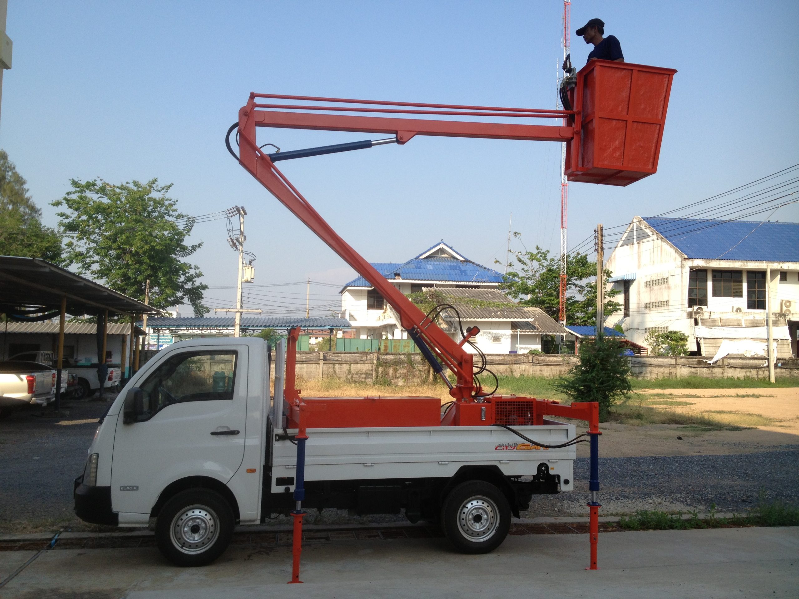 รถยนต์บรรทุกติดตั้งกระเช้าซ่อมไฟฟ้าชนิด 4 ล้อ รุ่น JV74