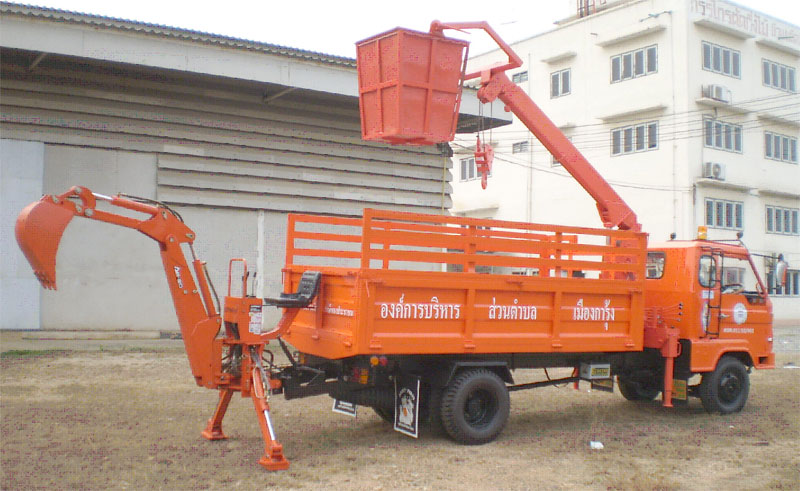 รถกระเช้าเครน 6 ล้อ ติดชุดขุดดิน รุ่น 936 - Image 2