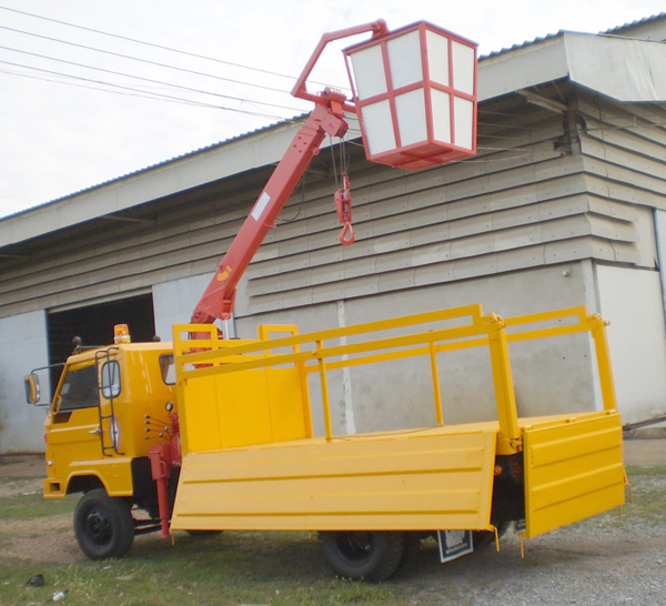 รถกระเช้า 6 ล้อดั้มพ์ ติดชุดเครน รุ่น D836 - Image 2