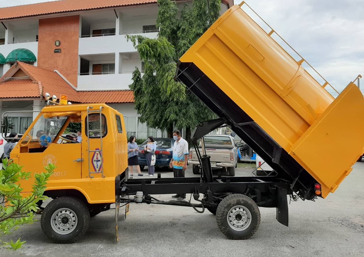 รถเกษตรกรรม (อีแต๋น) บรรทุกขยะ 4 ล้อ แบบกระบะเทท้าย (ดั้มพ์)