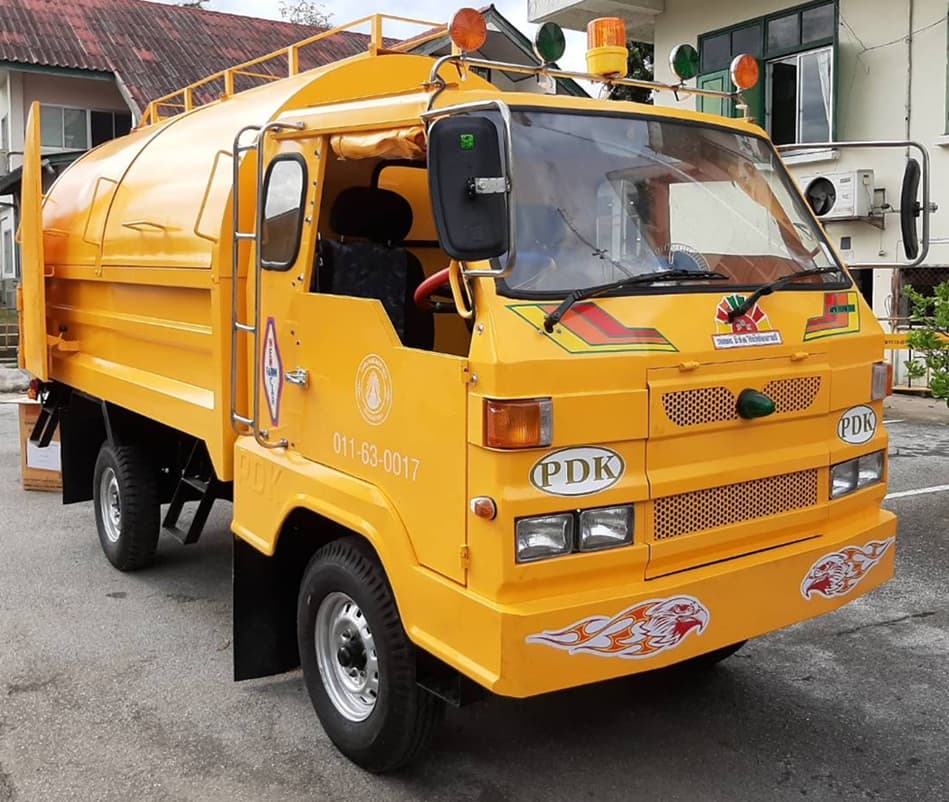 รถเกษตรกรรม (อีแต๋น) บรรทุกขยะ 4 ล้อ แบบกระบะเทท้าย (ดั้มพ์)