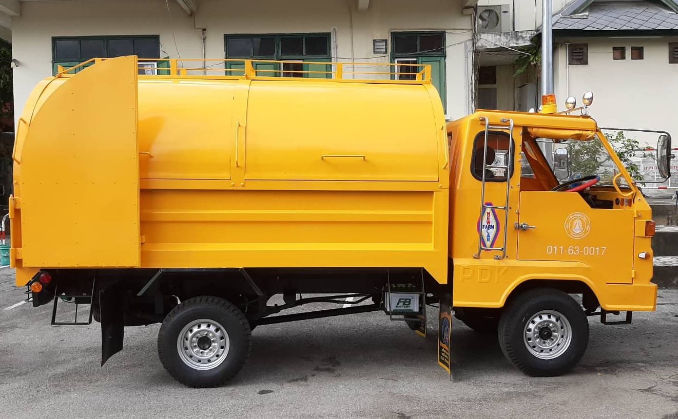 รถเกษตรกรรม (อีแต๋น) บรรทุกขยะ 4 ล้อ แบบกระบะเทท้าย (ดั้มพ์)