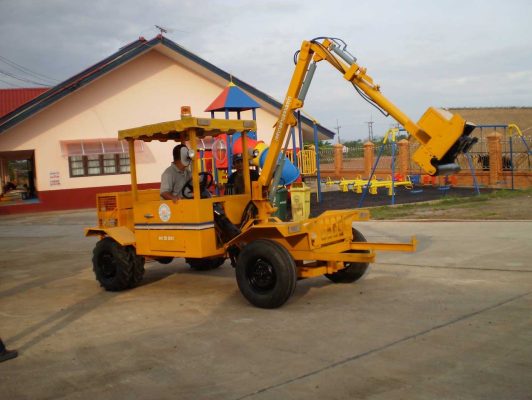 รถตัดหญ้าไหล่ทาง มีแขนยื่นตัดด้านข้าง 6 ล้อ รุ่น 926